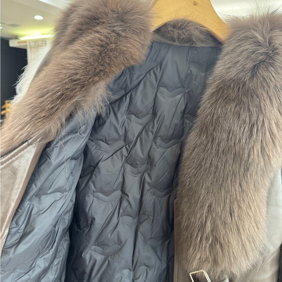 Brown Leather Jacket with Luxurious Fur Trim - Picture 5 of 5
